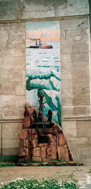 Памятник ледоколу «Ермак» у краеведческого музея